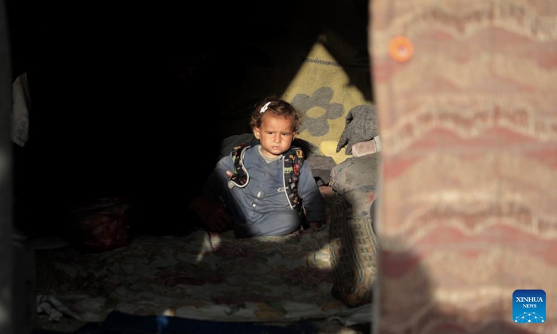 A child of Odai Olaiwa is pictured on the seaside in the city of Deir al-Balah in central Gaza Strip, Nov. 28, 2024. (Photo: Xinhua)