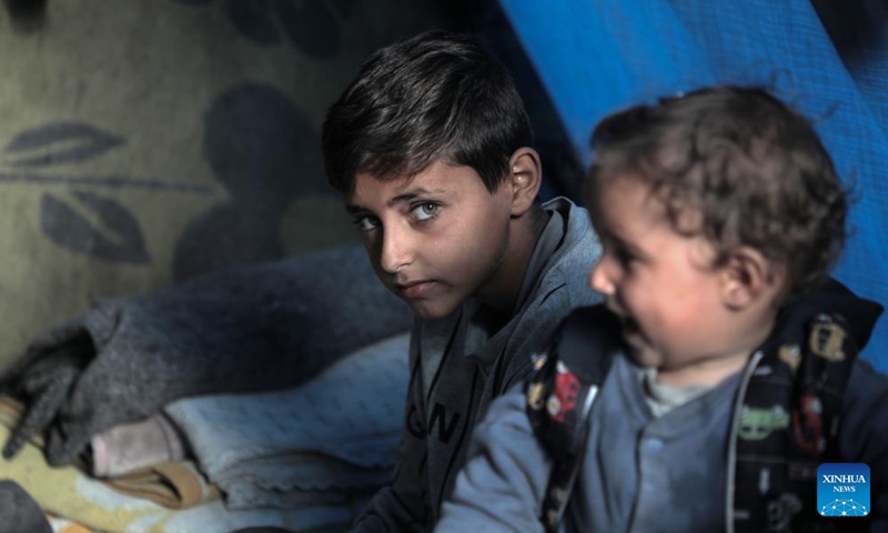 Children of Odai Olaiwa are pictured inside a tent on the seaside in the city of Deir al-Balah in central Gaza Strip, Nov. 28, 2024. (Photo: Xinhua)