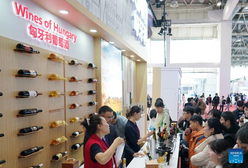 People taste wines at the Hungary Pavilion of the second China International Supply Chain Expo in Beijing, China, Nov. 27, 2024. This year's expo has Hungary as its guest country of honor. The Hungary Pavilion showcases Hungary's leading industries, unique resources, cultural heritage, beautiful landscapes and national brand image. (Xinhua/Zhang Chenlin)