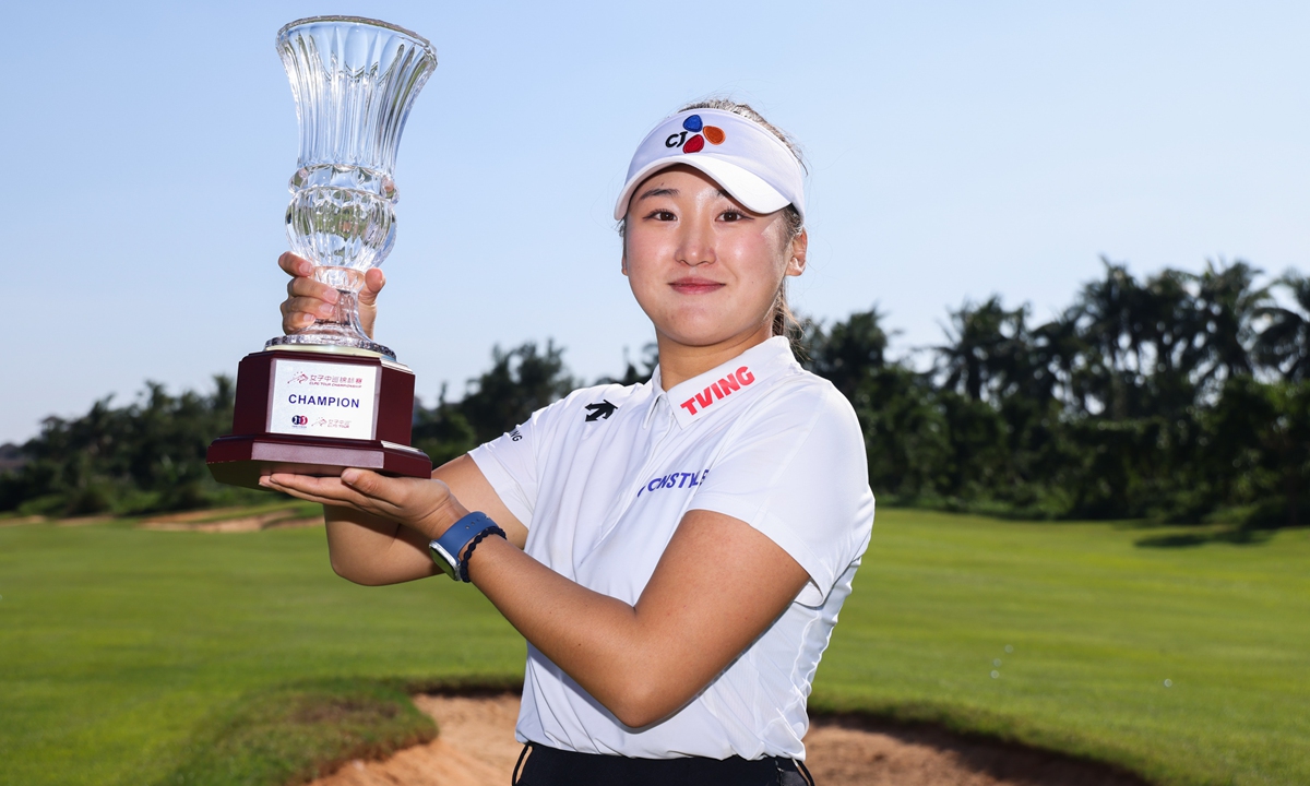 Chinese golfer Li Shuying poses with her trophy after winning the CLPGA Tour Championship in Haikou, South China's Hainan Province, on November 30, 2024. Photo: Courtesy of China LPGA Tour 