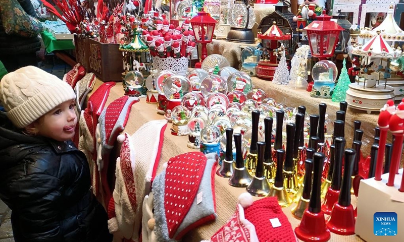 A child looks at decorations at the Bucharest Christmas Market at the Constitution Square in Bucharest, Romania, Nov. 29, 2024. Photo: Xinhua