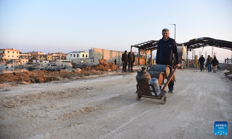 A man pushes a cart near the reopened Al-Arida border crossing connecting Lebanon and Syria on Nov. 30, 2024. Israeli warplanes carried out airstrikes targeting 10 official and unofficial border crossings between Syria and Lebanon after midnight Wednesday, Syrian state media and monitoring groups reported. Photo: Xinhua