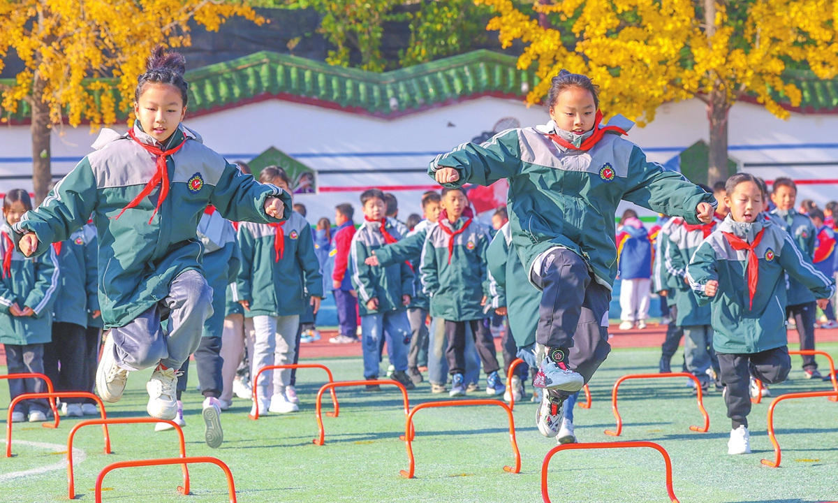 Students from Zhaoming Primary School in Xiangyang, Central China's Hubei Province, participate in the obstacle jump event during long break sports activities on December 2, 2024. The Ministry of Education requires students get 30 minutes of daily physical activity in the long break.  Photo: VCG