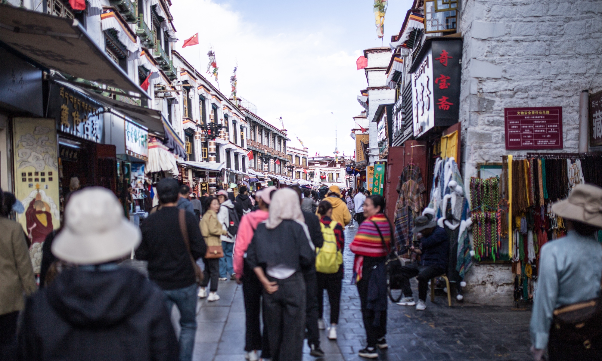 The noisy Barkhor Bazaar in central Lhasa, Xizang Photo: Shan Jie/GT