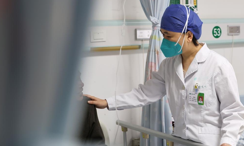 Zhao Rui talks to a patient at a ward of the Department of Infectious Diseases at the Fourth People's Hospital of Nanning, in Nanning, south China's Guangxi Zhuang Autonomous Region, Dec. 1, 2024. (Photo: Xinhua)