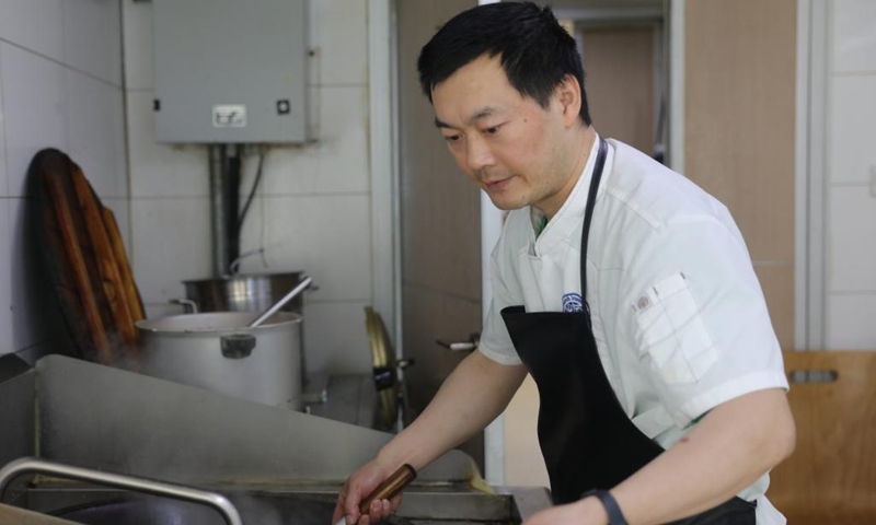 Chef Zhang Jiangjie prepares meal at China's Zhongshan Station in Antarctica, Dec. 1, 2024.  (Photo: Xinhua)