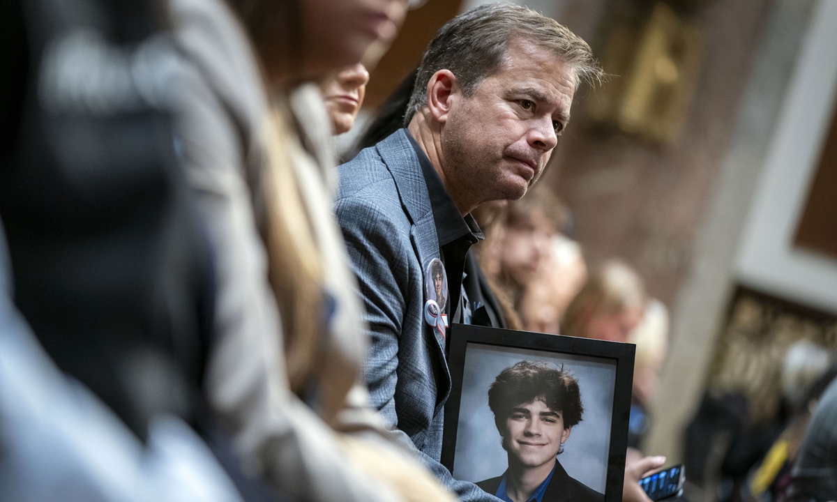 Chris Didier holds a picture of his son, Zach Didier, who died in 2020 of fentanyl poisoning, at the US Capitol in Washington DC, on January 31, 2024. Photo: VCG