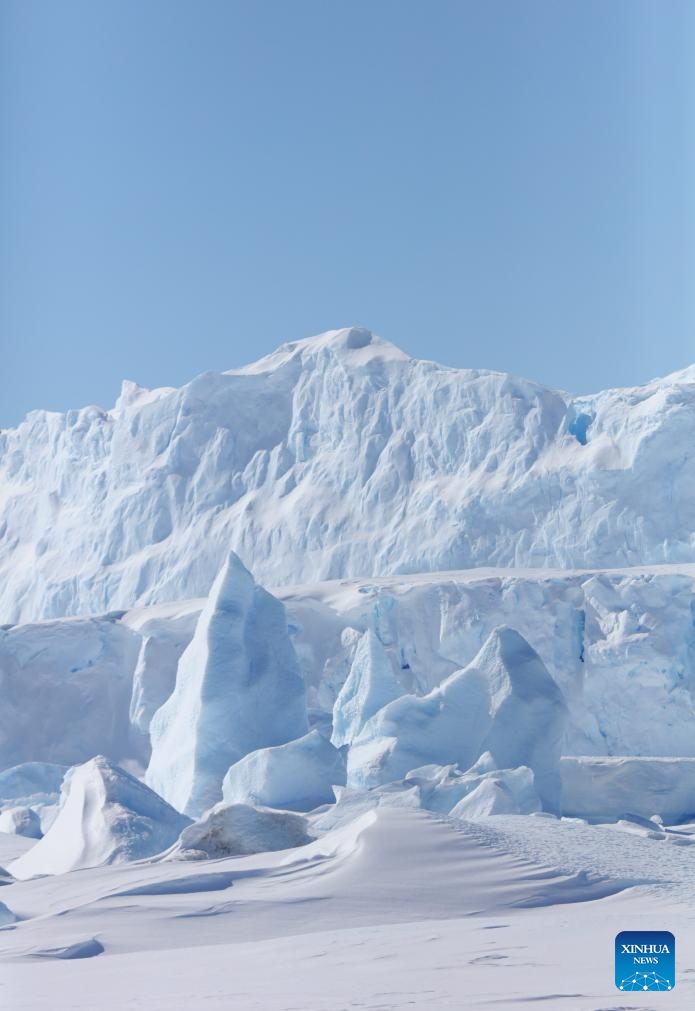 This photo taken on Dec. 1, 2024 shows a view of icebergs near China's Zhongshan Station in Antarctica. The overwintering squad of China's 40th Antarctic expedition team has been stationed at Zhongshan Station, a Chinese research base in Antarctica, for a year. Now, as their mission in Antarctica is coming to an end, the squad members are preparing to return home after completing the handover with the newly dispatch of China's Antarctic expedition team. (Photo: Xinhua)