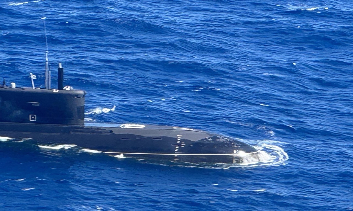 A Russian Kilo-class submarine UFA 490 is spotted 80 nautical miles from Mindoro island on November 28, 2024. Photo: AFP