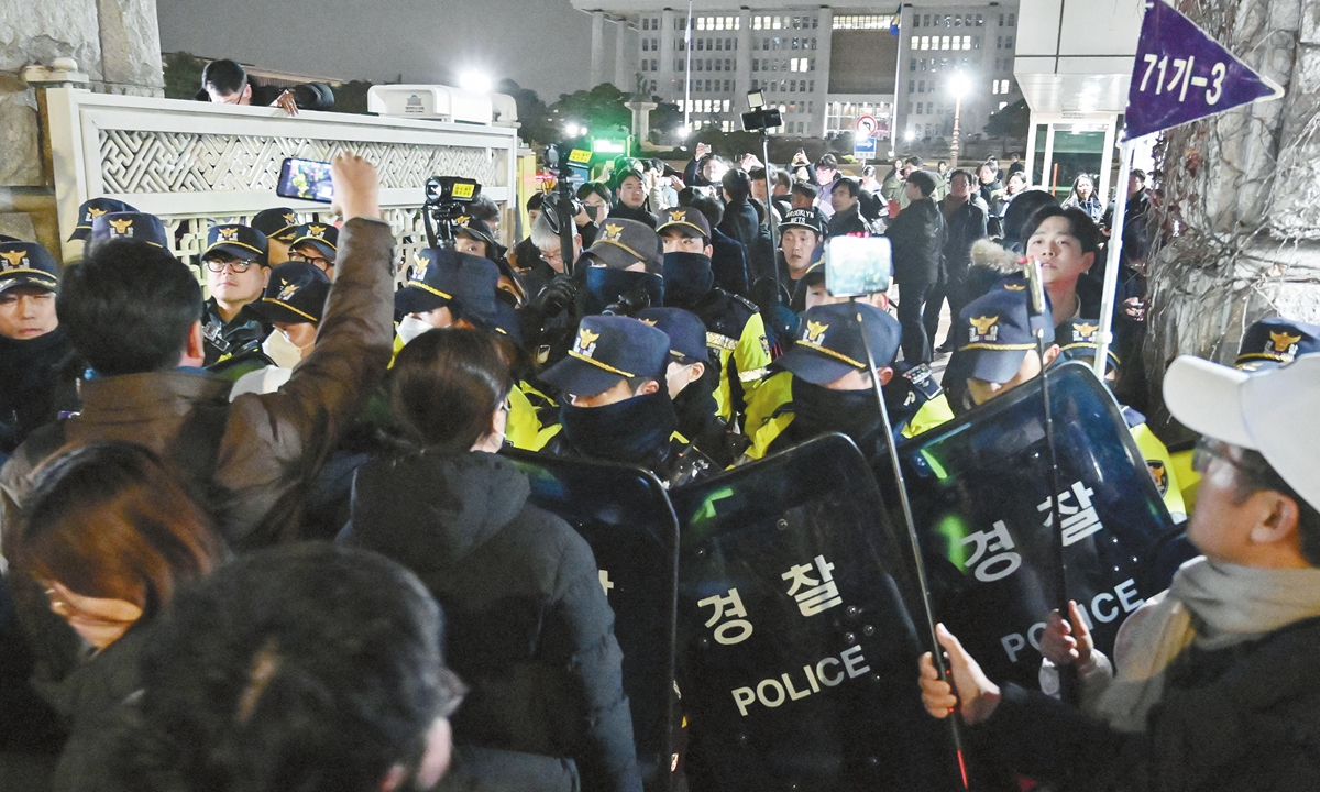 Police stand guard in front of the main gate of the National Assembly in Seoul on December 3, 2024, after South Korea’s President Yoon Suk-yeol declared emergency martial law. Photo: AFP
