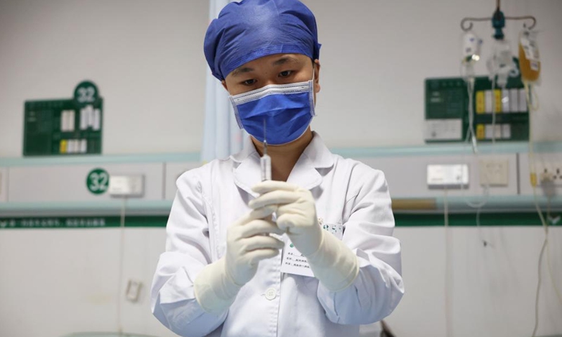 Zhao Rui prepares treatment at a ward of the Department of Infectious Diseases at the Fourth People's Hospital of Nanning, in Nanning, south China's Guangxi Zhuang Autonomous Region, Nov. 24, 2024. (Photo: Xinhua)