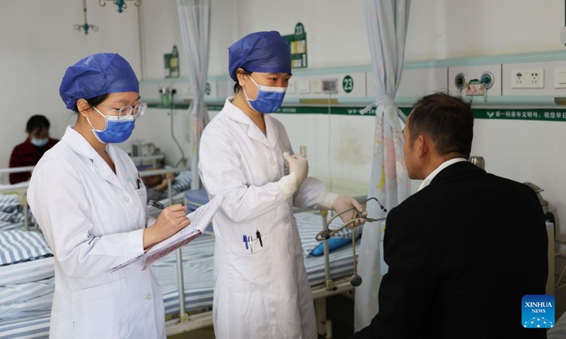 Zhao Rui (C) checks on a patient's health condition at a ward of the Department of Infectious Diseases at the Fourth People's Hospital of Nanning, in Nanning, south China's Guangxi Zhuang Autonomous Region, Nov. 21, 2024. (Photo: Xinhua)