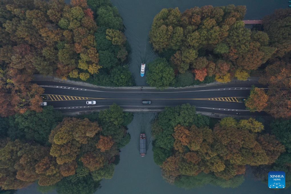 An aerial drone photo shows cars running on the Yanggongdi Causeway in the West Lake scenic area in Hangzhou, east China's Zhejiang Province, Dec. 3, 2024. (Photo: Xinhua)