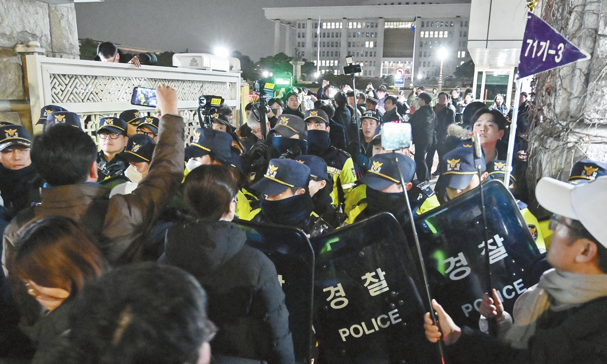 Police stand guard in front of the main gate of the National Assembly in Seoul on December 3, 2024, after South Korea's President Yoon Suk-yeol declared emergency martial law. Photo: AFP