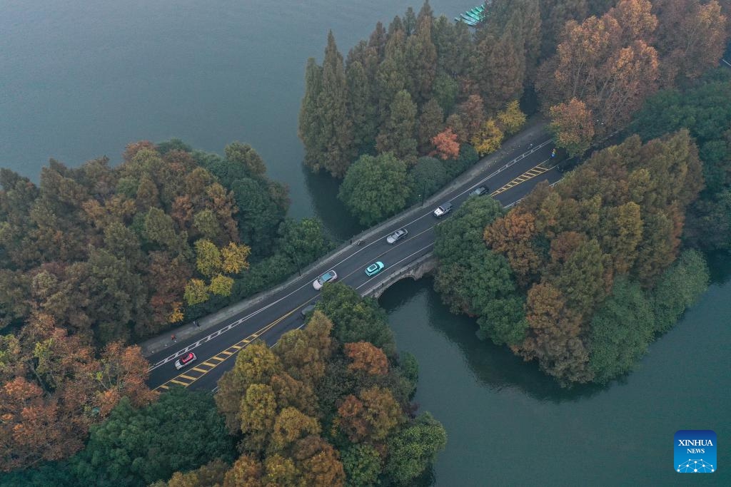 An aerial drone photo shows cars running on the Yanggongdi Causeway in the West Lake scenic area in Hangzhou, east China's Zhejiang Province, Dec. 3, 2024. (Photo: Xinhua)