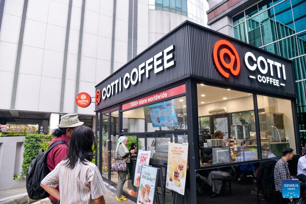 This photo taken on Nov. 21, 2024 shows a Cotti Coffee store in Jakarta, Indonesia. Chinese tea and coffee drink brands such as Mixue, Cotti Coffee, and Shuyi Grass Jelly have gradually expanded the market in Indonesia in recent years. (Photo: Xinhua)