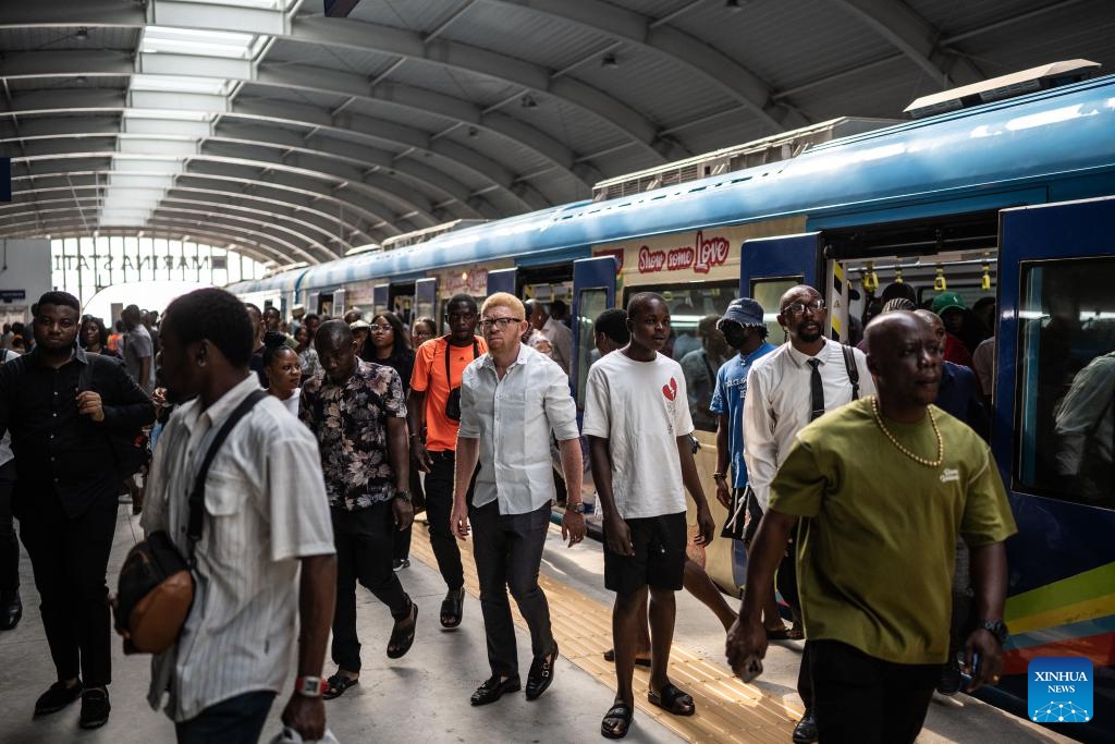 Passengers disembark a train at a station of the Lagos Rail Mass Transit (LRMT) Blue Line in Lagos, Nigeria, on Dec. 2, 2024. Started in July 2010 and accomplished in December 2022, the first phase of the LRMT Blue Line corridor project contracted by China Civil Engineering Construction Corporation (CCECC) is the first electrified railroad and cross-sea light rail project in West Africa. Spaning 13 km and covering five stations, this line kicked off its commercial operation in September 2023, and has been reckoned a symbolic project of the Belt and Road Initiative. (Photo: Xinhua)