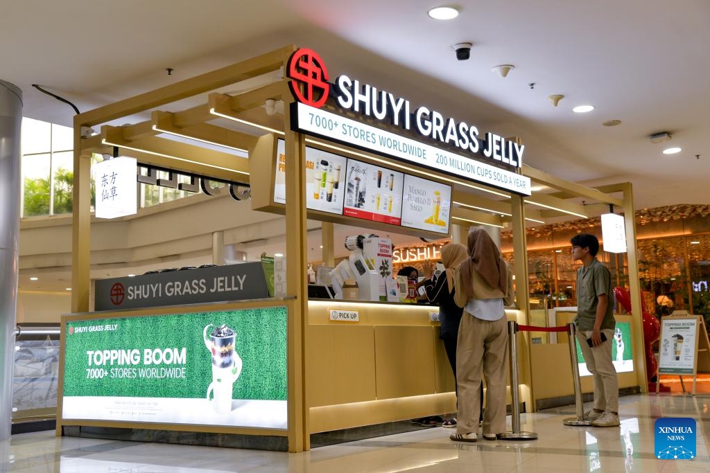 Customers order at a Shuyi Grass Jelly store in Depok, West Java, Indonesia, Nov. 28, 2024. Chinese tea and coffee drink brands such as Mixue, Cotti Coffee, and Shuyi Grass Jelly have gradually expanded the market in Indonesia in recent years. (Photo: Xinhua)