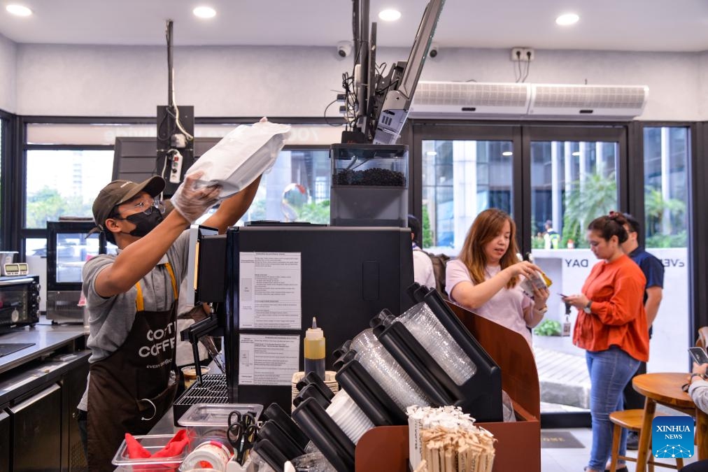 A staff member works at a Cotti Coffee store in Jakarta, Indonesia, Nov. 21, 2024. Chinese tea and coffee drink brands such as Mixue, Cotti Coffee, and Shuyi Grass Jelly have gradually expanded the market in Indonesia in recent years. (Photo: Xinhua)