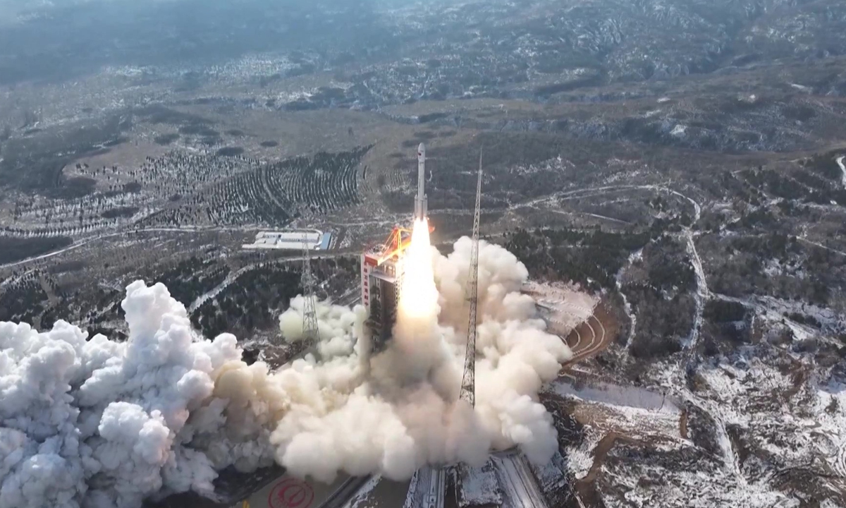 Long March-6 carrier rocket carrying a new group of Qianfan satellites blasts off from the Taiyuan Satellite Launch Center in North China's Shanxi Province on December 5, 2024. Photo: VCG