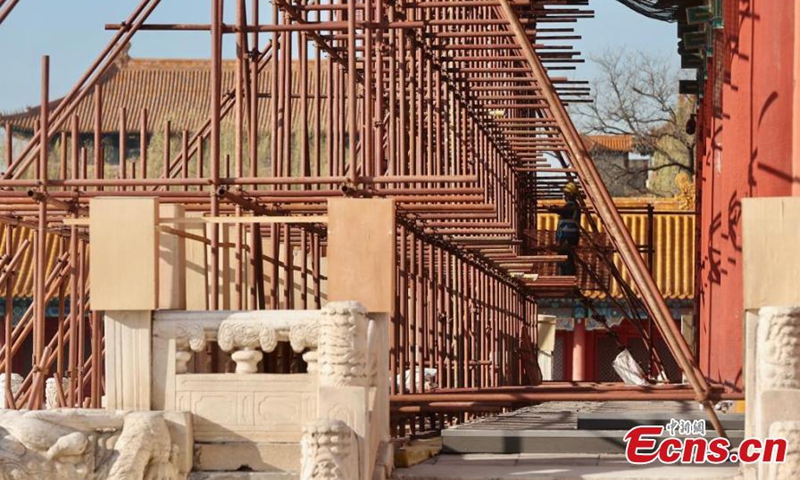 Construction workers restore Taihe Gate (The Gate of Supreme Harmony), the main gate of the palace outside the Palace Museum, in Beijing, Dec. 4, 2024. Photo: China News Service 