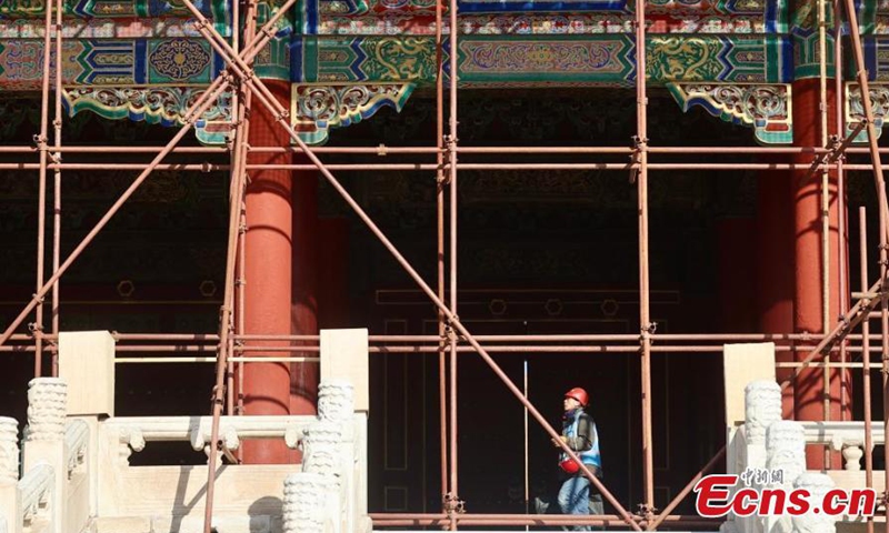 Construction workers restore Taihe Gate (The Gate of Supreme Harmony), the main gate of the palace outside the Palace Museum, in Beijing, Dec. 4, 2024. Photo: China News Service 