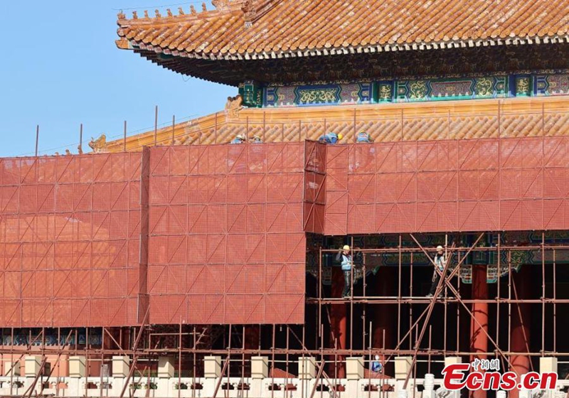 Construction workers restore Taihe Gate (The Gate of Supreme Harmony), the main gate of the palace outside the Palace Museum, in Beijing, Dec. 4, 2024. A massive heritage project to repair historic buildings in the Palace Museum is under way in Beijing. Photo: China News Service 