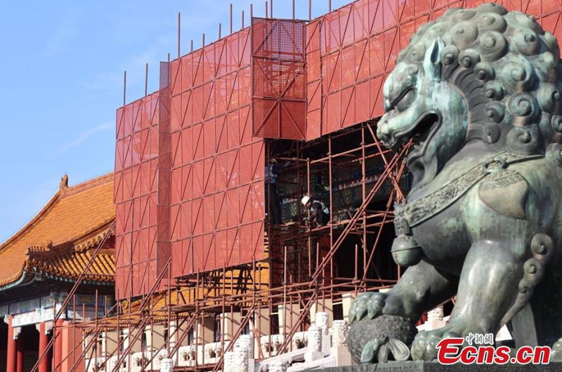 Construction workers restore Taihe Gate (The Gate of Supreme Harmony), the main gate of the palace outside the Palace Museum, in Beijing, Dec. 4, 2024. Photo: China News Service 