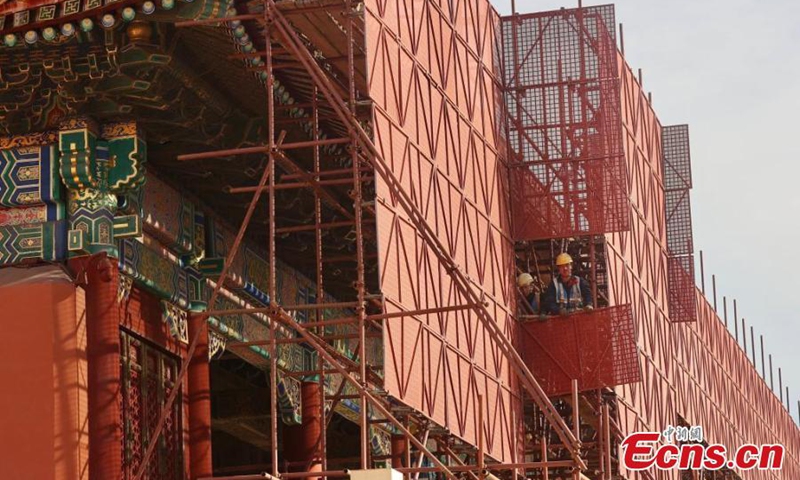 Construction workers restore Taihe Gate (The Gate of Supreme Harmony), the main gate of the palace outside the Palace Museum, in Beijing, Dec. 4, 2024. Photo: China News Service 