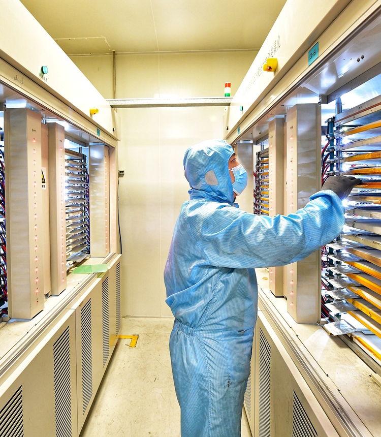 An employee manufactures battery module products for power systems at a factory in Luoyang, Central China's Henan Province on December 5, 2024. The company is busy fulfilling orders to strive for good sales for the year. Photo: VCG