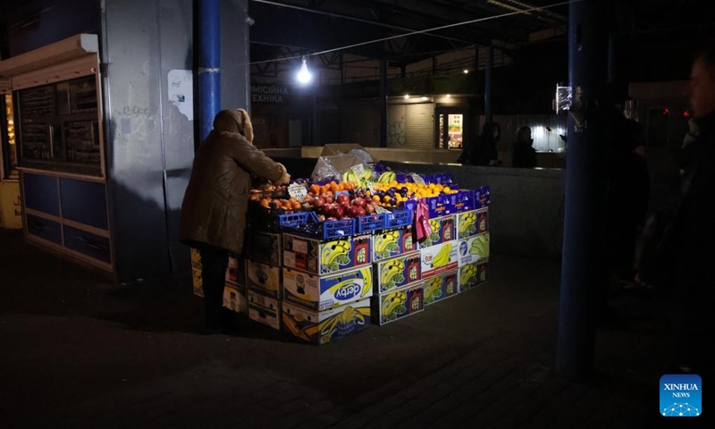 A fruit stand is illuminated with a light bulb powered by charging battery in Kiev, Ukraine, Dec. 4, 2024. Photo: Xinhua