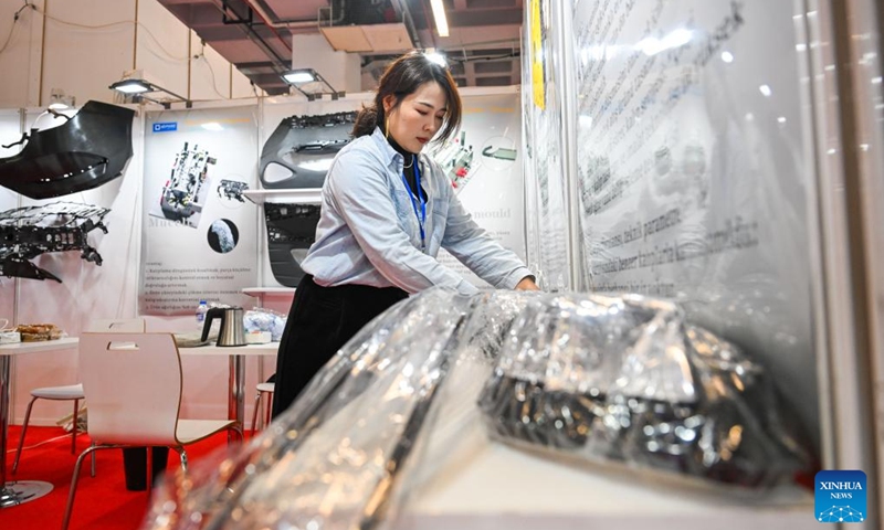 A staff member organizes exhibits at China Plastics Industry (Türkiye) Brand Exhibition in Istanbul, Türkiye, Dec. 4, 2024. The four-day-long exhibition opened here on Wednesday and is held in parallel with the Plast Eurasia Istanbul 2024. Photo: Xinhua