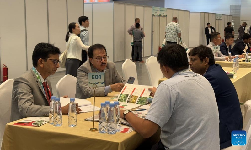 People talk at the Asian Seed Congress in Sanya, south China's Hainan Province, Dec. 3, 2024. Photo: Xinhua