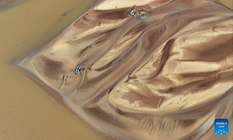 An aerial drone photo taken on Dec. 4, 2024 shows a view of the Yellow River in Shizuishan, northwest China's Ningxia Hui Autonomous Region. (Photo: Xinhua)