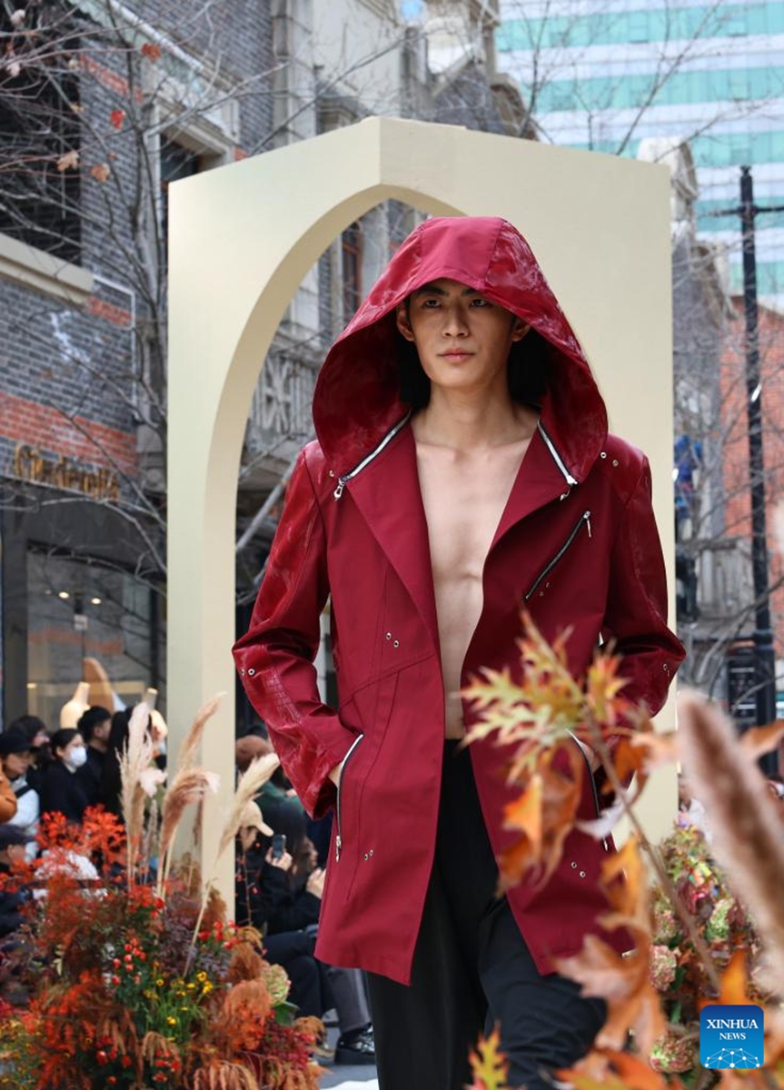 A model presents a creation during a fashion show held at Zhangyuan, or Zhang's Garden, in east China's Shanghai, Dec. 7, 2024. With the century-old Shikumen complex as the background and the Maoming North Road as the runway, a fashion show was held here on Saturday, bringing together the creations of many outstanding young designers in China. Photo: Xinhua