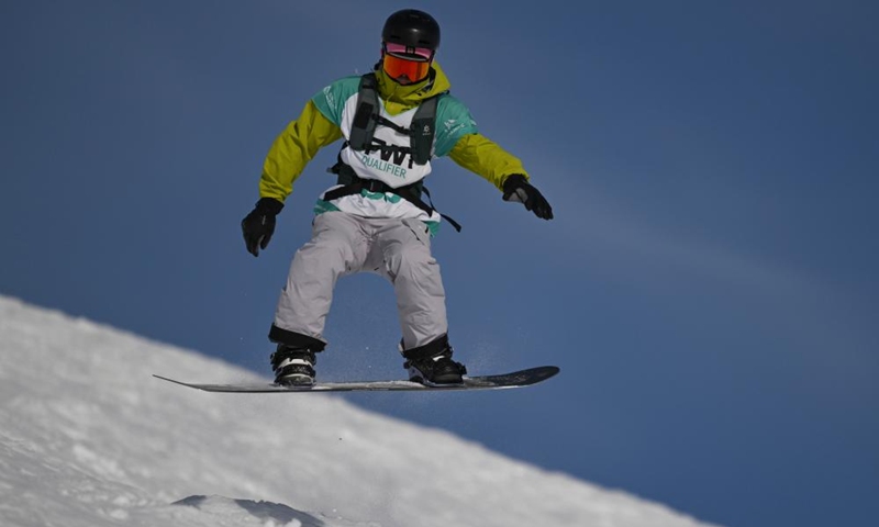 Zhao Yuqi competes during the Snowboard Men catagory event at the 2024/25 FWT Hemu Freeride week 3 Star qualifier at the Jikepulin International Ski Resort in Altay Prefecture, northwest China's Xinjiang Uygur Autonomous Region on Dec. 7, 2024. Photo: Xinhua