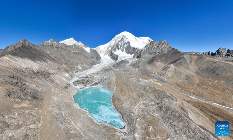 An aerial drone photo taken on Dec. 7, 2024 shows an icy lake and the Mount Qungmknag in Nyemo County of Lhasa, southwest China's Xizang Autonomous Region. Photo: Xinhua