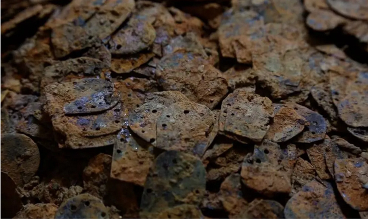 The armor pieces unearthed from the tomb of the Marquis of Haihun