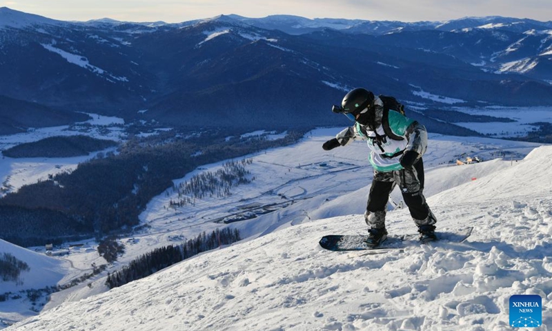 Li Yuanmei competes during the Snowboard Women catagory event at the 2024/25 FWT Hemu Freeride week 3 Star qualifier at the Jikepulin International Ski Resort in Altay Prefecture, northwest China's Xinjiang Uygur Autonomous Region on Dec. 7, 2024. Photo: Xinhua