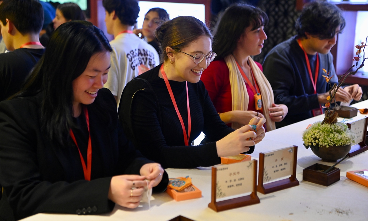 
Foreign youth make herbal sachets in Zhangzhou, East China's Fujian Province, on December 9, 2024. On that day, the 2024 Global Youth, Eyes on Fujian event officially kicked off in Zhangzhou, during which students from over 10 countries, including the US, Canada, Australia, Singapore, Brazil, and Italy, visited the Pianzaihuang Museum to experience traditional Chinese medicine culture. Photo: VCG