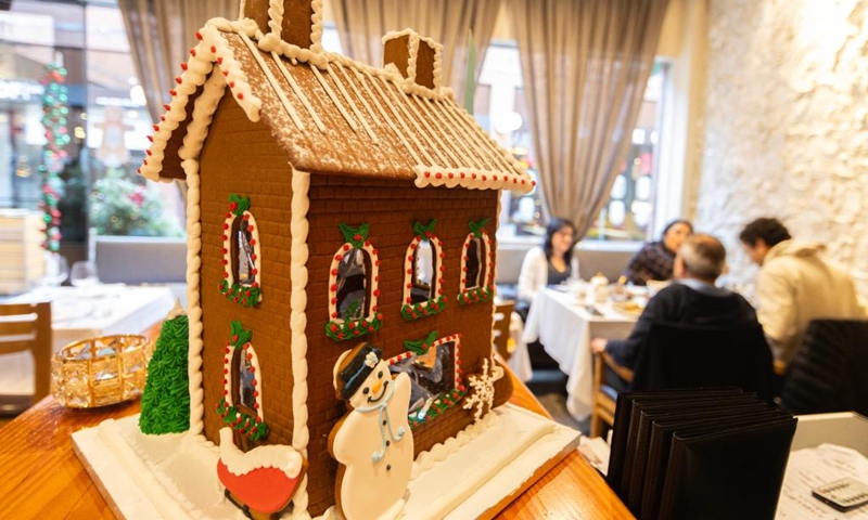 A gingerbread house is on display at a restaurant during the 2024 Toronto Gingerbread Festival in Toronto, Canada, on Dec. 8, 2024. The week-long event is held here from Dec. 3 to 10, showcasing 16 professionally-designed gingerbread houses at select storefront windows. Photo: Xinhua