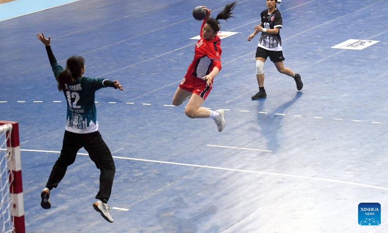 Hou Changqing (C) of China competes during the match between China and China's Hong Kong at the Asian Women's Handball Championship in New Delhi, India, Dec. 8, 2024. Photo: Xinhua