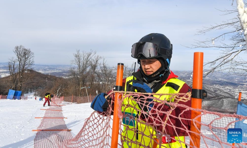 Yao He sets up protective facilities with his colleagues at Lake Songhua Resort in Jilin City, northeast China's Jilin Province, Dec. 5, 2024. Photo: Xinhua