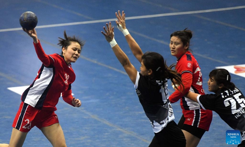 Liu Xuedan (1st L) of China competes during the match between China and China's Hong Kong at the Asian Women's Handball Championship in New Delhi, India, Dec. 8, 2024. Photo: Xinhua