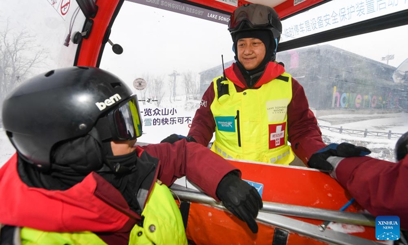 Yao He (R) communicates with his colleague about the placement of protective facilities at Lake Songhua Resort in Jilin City, northeast China's Jilin Province, Dec. 5, 2024. Photo: Xinhua