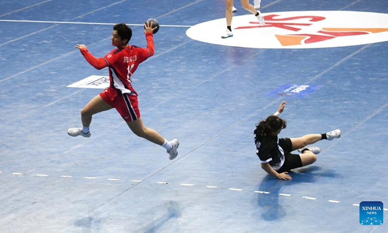 Huang Zidie (L) of China competes during the match between China and China's Hong Kong at the Asian Women's Handball Championship in New Delhi, India, Dec. 8, 2024. Photo: Xinhua