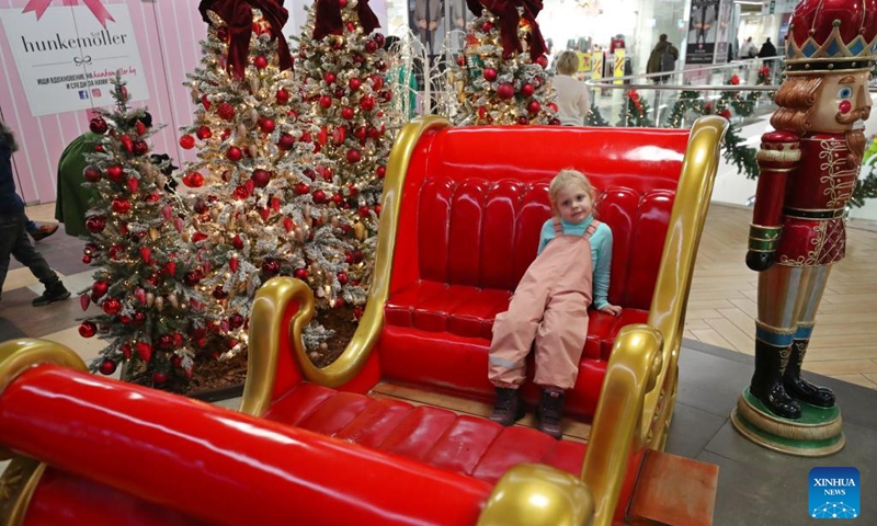 A child poses for photos with a New Year decoration at a shopping mall in Minsk, Belarus, Dec. 8, 2024. Photo: Xinhua