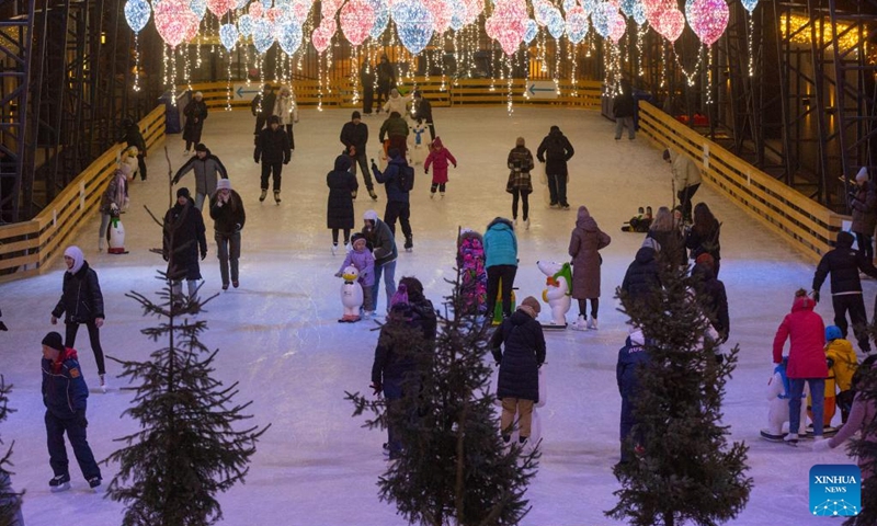 People enjoy themselves at a skating rink in St. Petersburg, Russia, Dec. 7, 2024. Photo: Xinhua