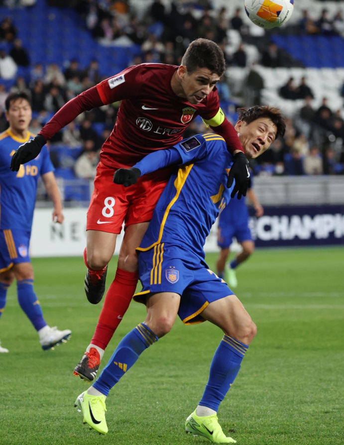 Shanghai Port captain Oscar (left) competes for the ball in the AFC Champions League Elite game against Ulsan Hyundai on November 26, 2024 in Ulsan, South Korea. Photo: IC