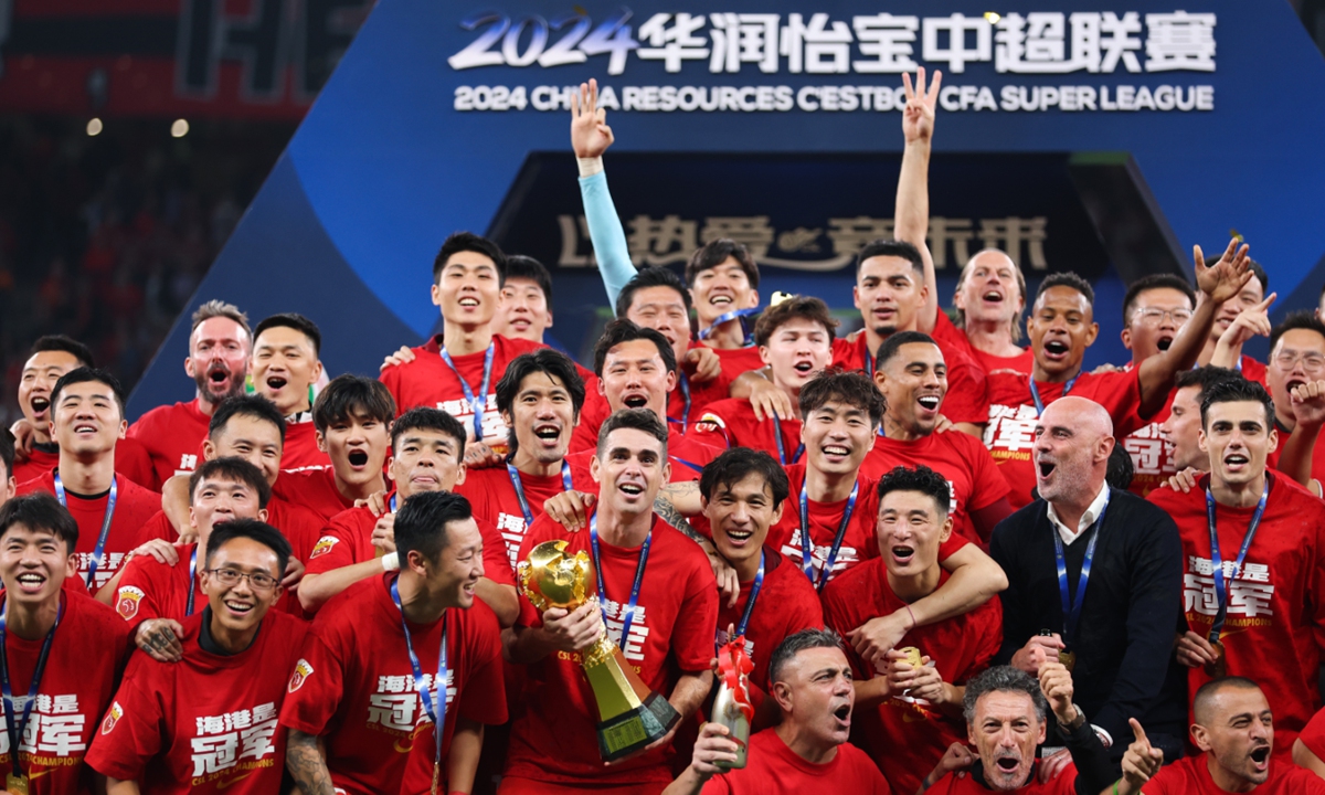 Shanghai Port captain Oscar holds the Chinese Super League trophy and celebrates with teammates on November 2, 2024 in Shanghai. Photo: IC